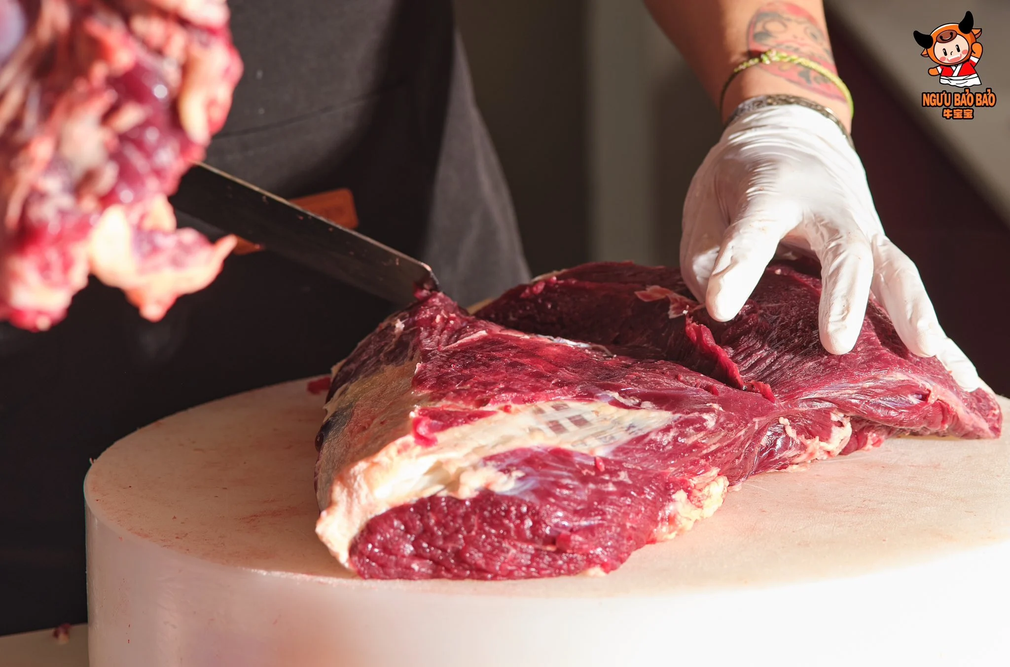 Cận cảnh thịt bò Angus tươi sống không đông lạnh tại lẩu bò Ngưu Bảo Bảo
