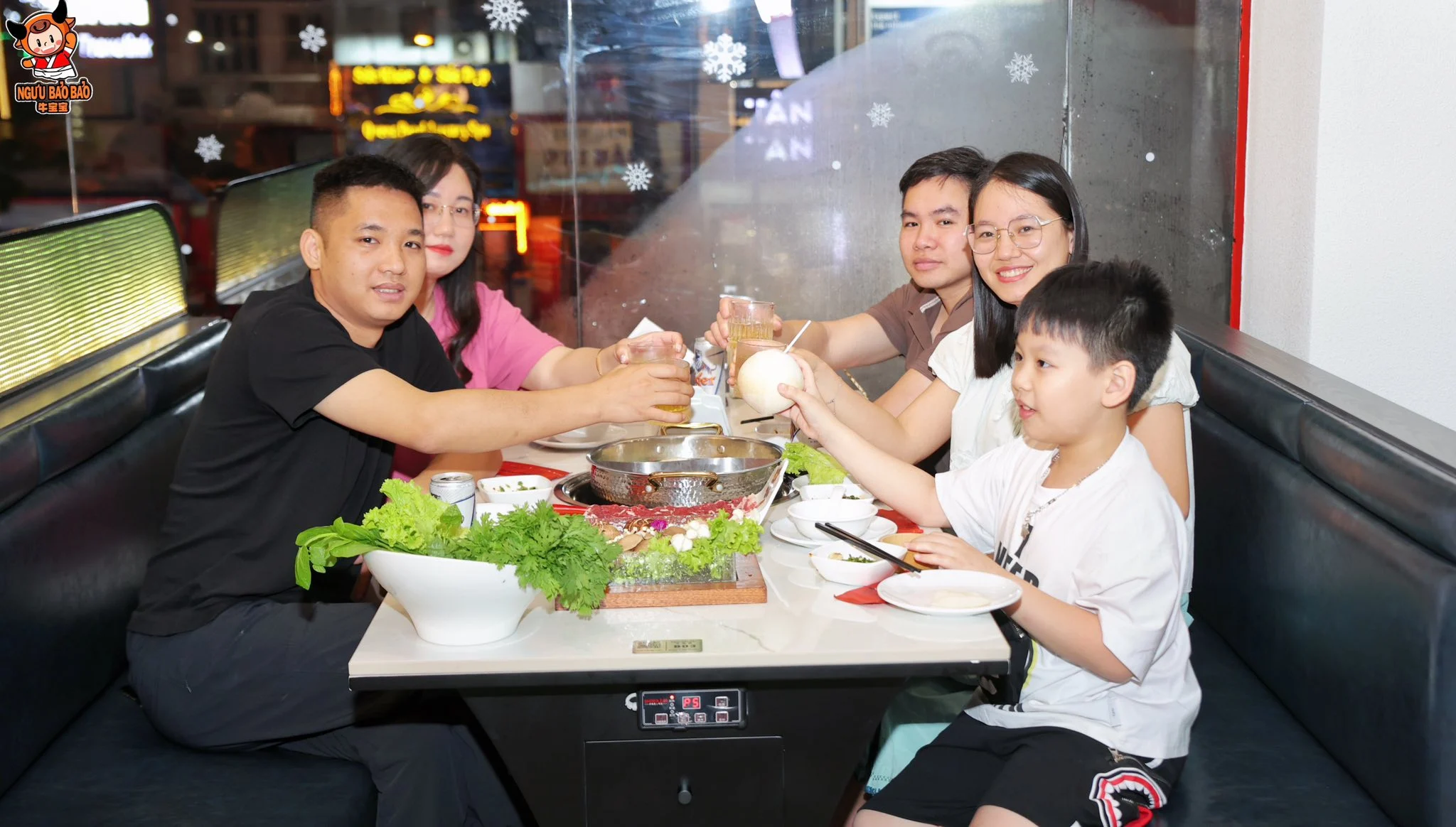 Gia đình quây quần bên nồi lẩu bò Triều Châu nóng hổi tại Ngưu Bảo Bảo Quận 1