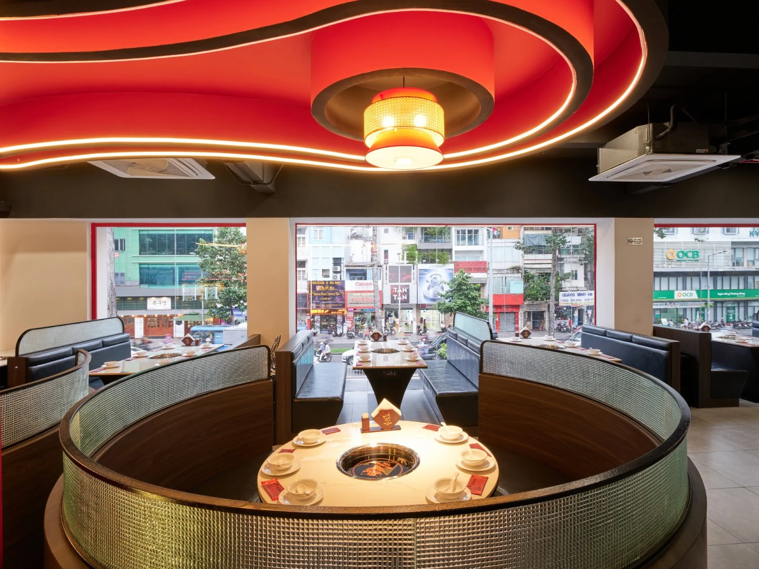 Không gian sảnh tiệc rộng rãi view phố phường tại nhà hàng Ngưu Bảo Bảo