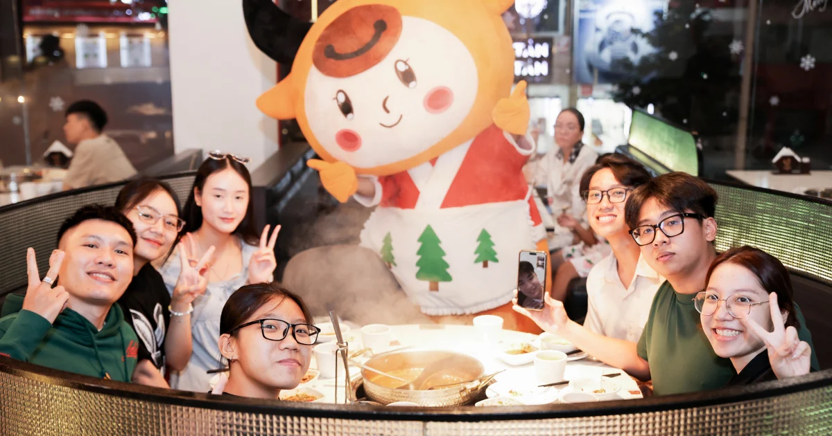 Nhin lai dem Giang Sinh day cam xuc Check in linh vat Nhan qua tai Nguu Bao Bao