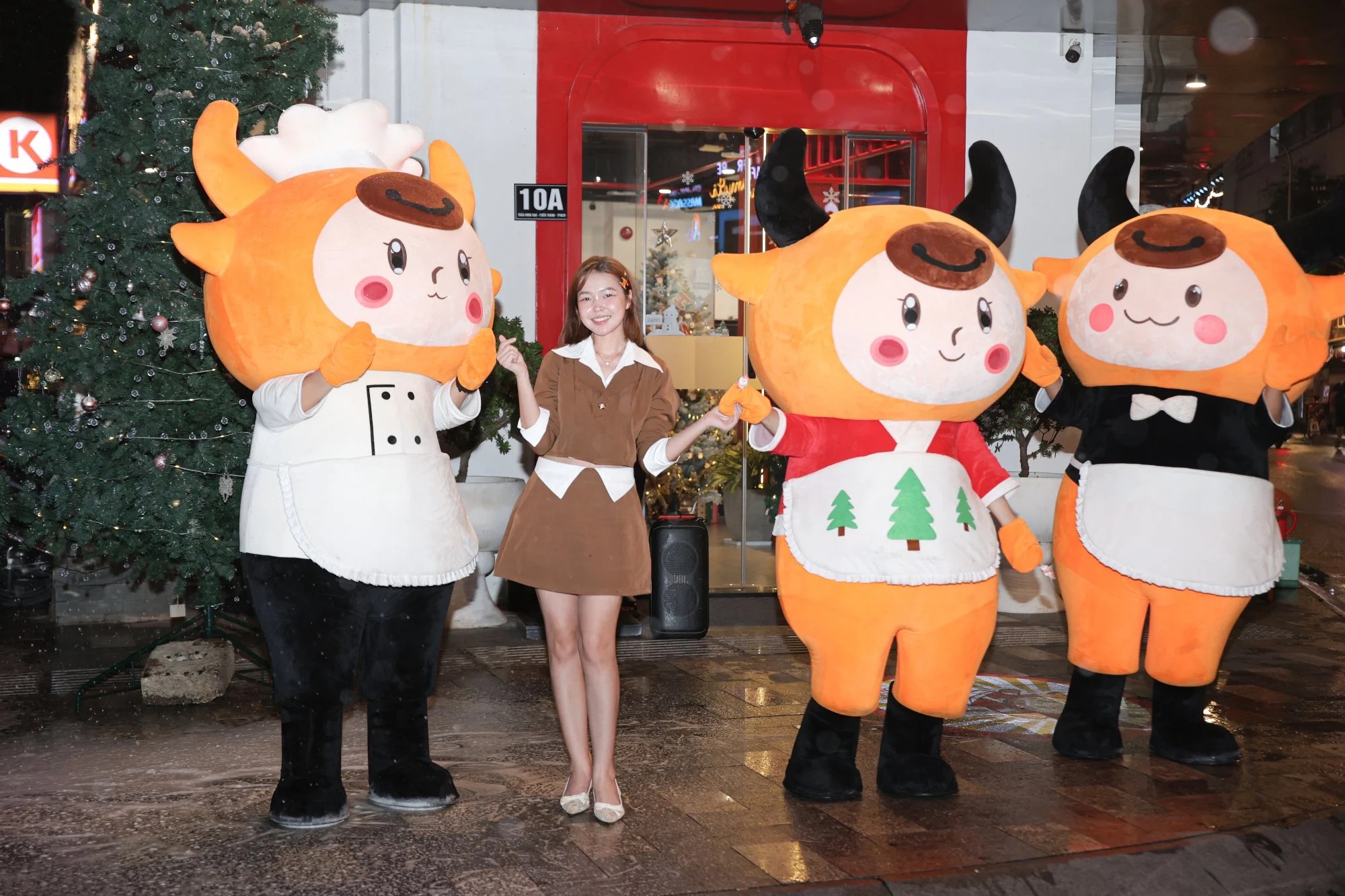 nhin lai dem giang sinh day cam xuc check in linh vat nhan qua tai nguu bao bao 02