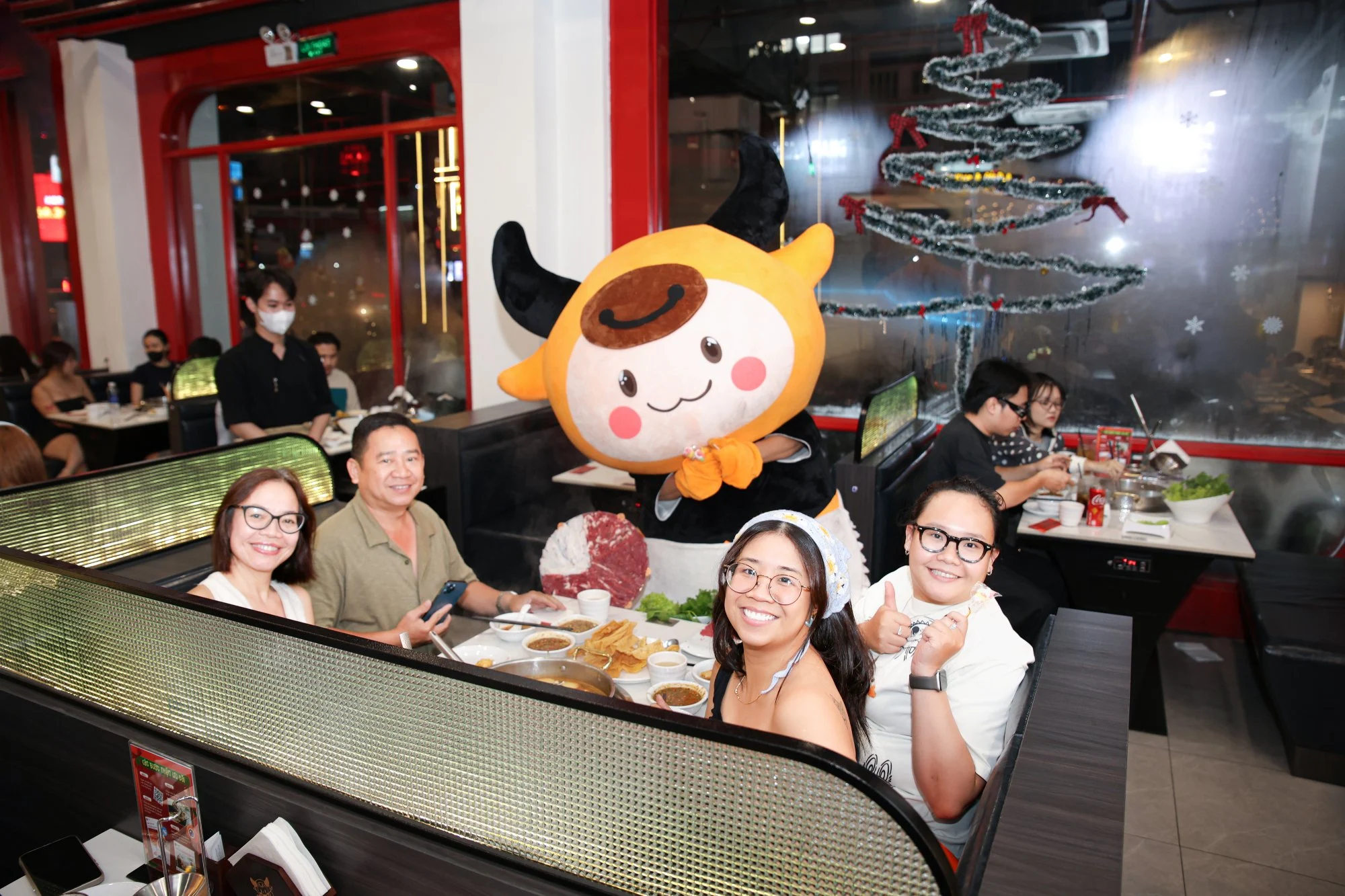 nhin lai dem giang sinh day cam xuc check in linh vat nhan qua tai nguu bao bao 03