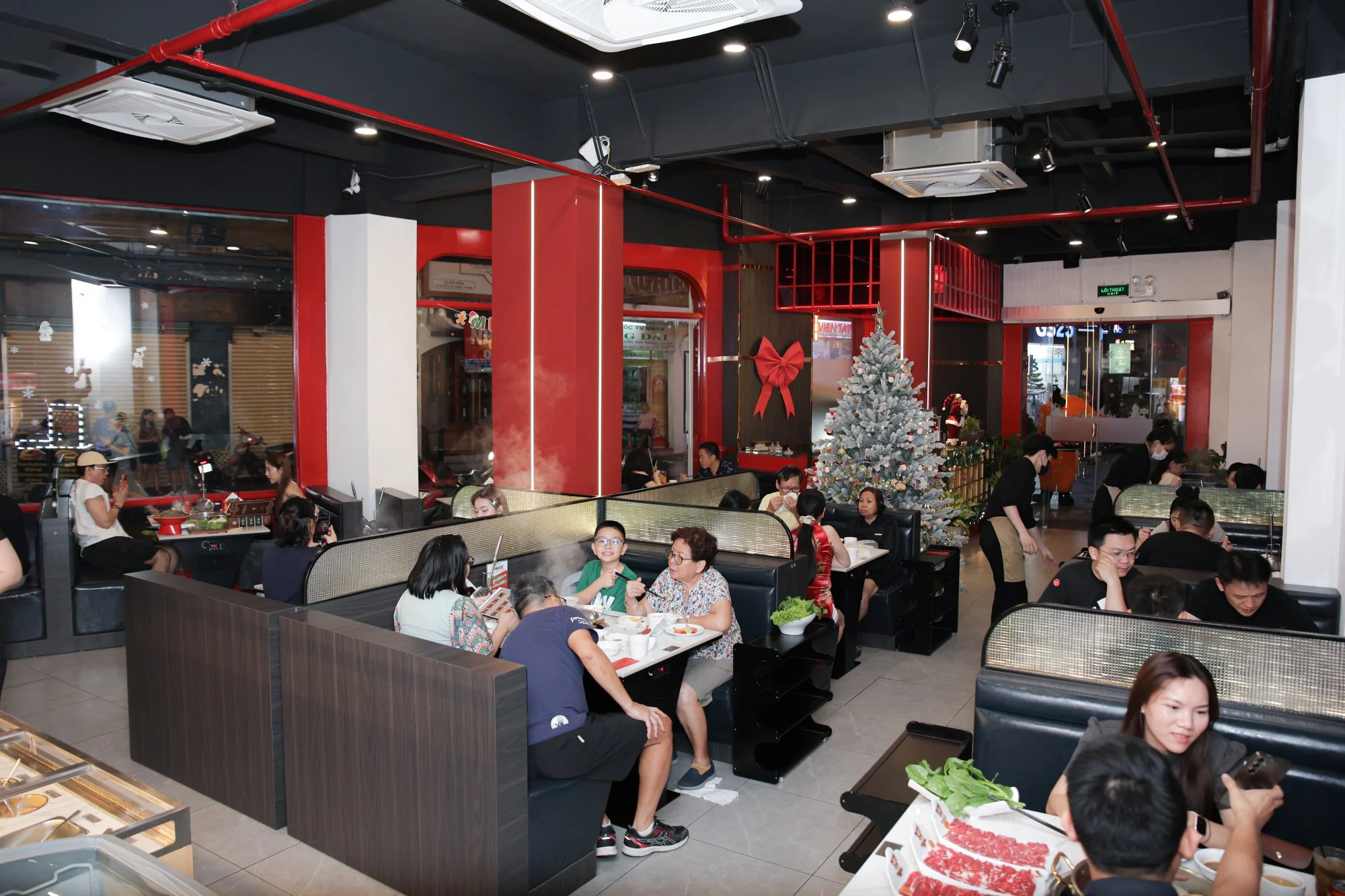 nhin lai dem giang sinh day cam xuc check in linh vat nhan qua tai nguu bao bao 05