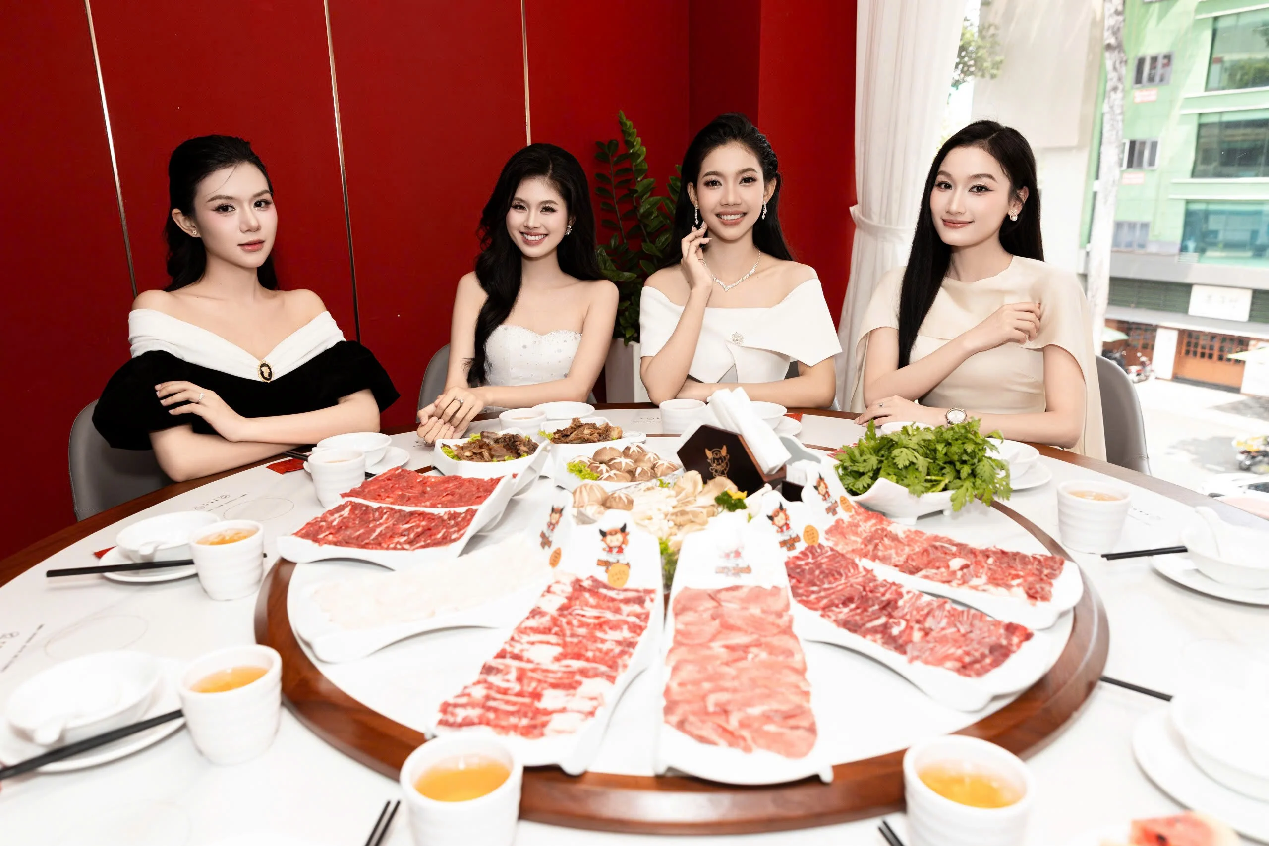 Dan thi sinh Miss World Vietnam 2025 check in Nguu Bao Bao Trai nghiem lau bo tuoi dang cap 05