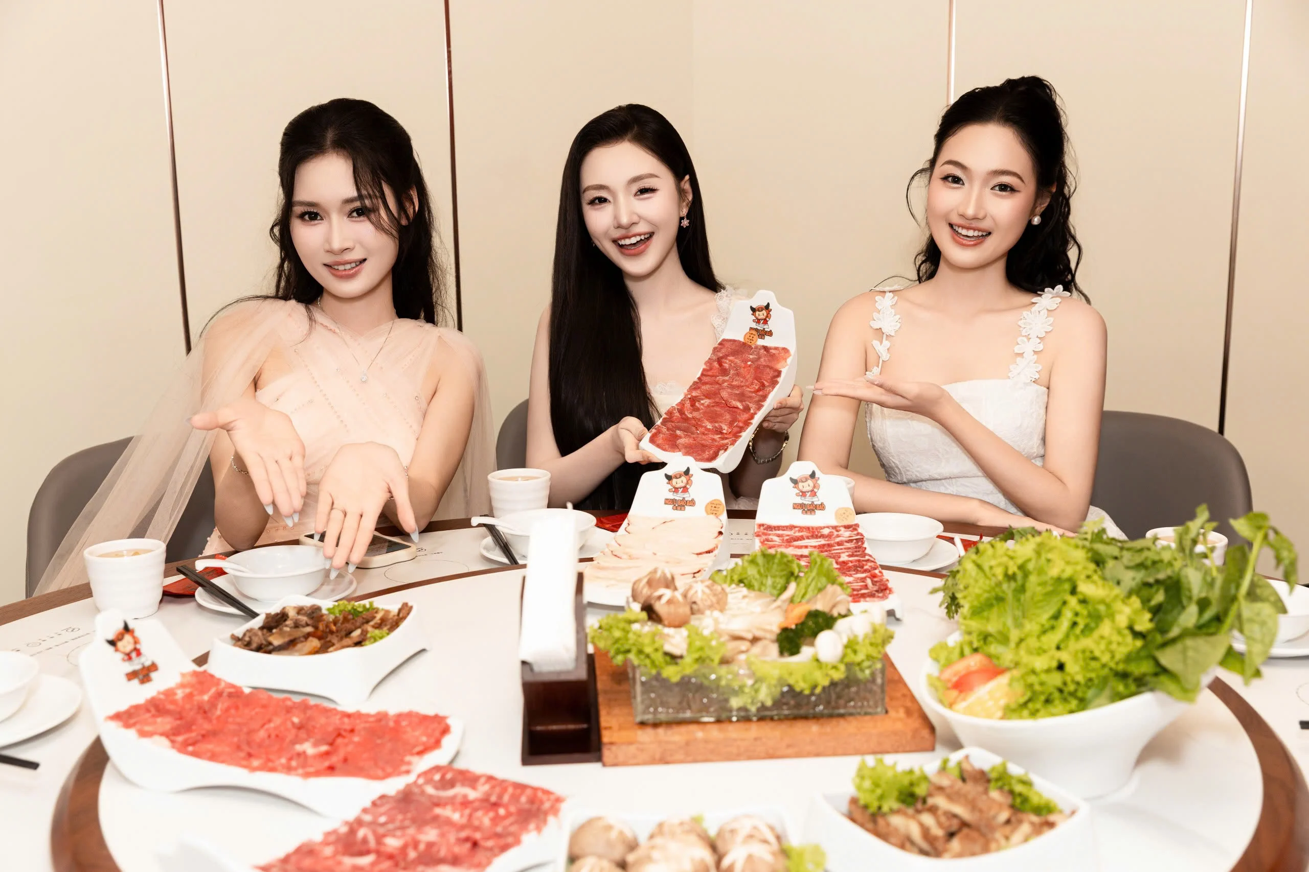 Dan thi sinh Miss World Vietnam 2025 check in Nguu Bao Bao Trai nghiem lau bo tuoi dang cap 07