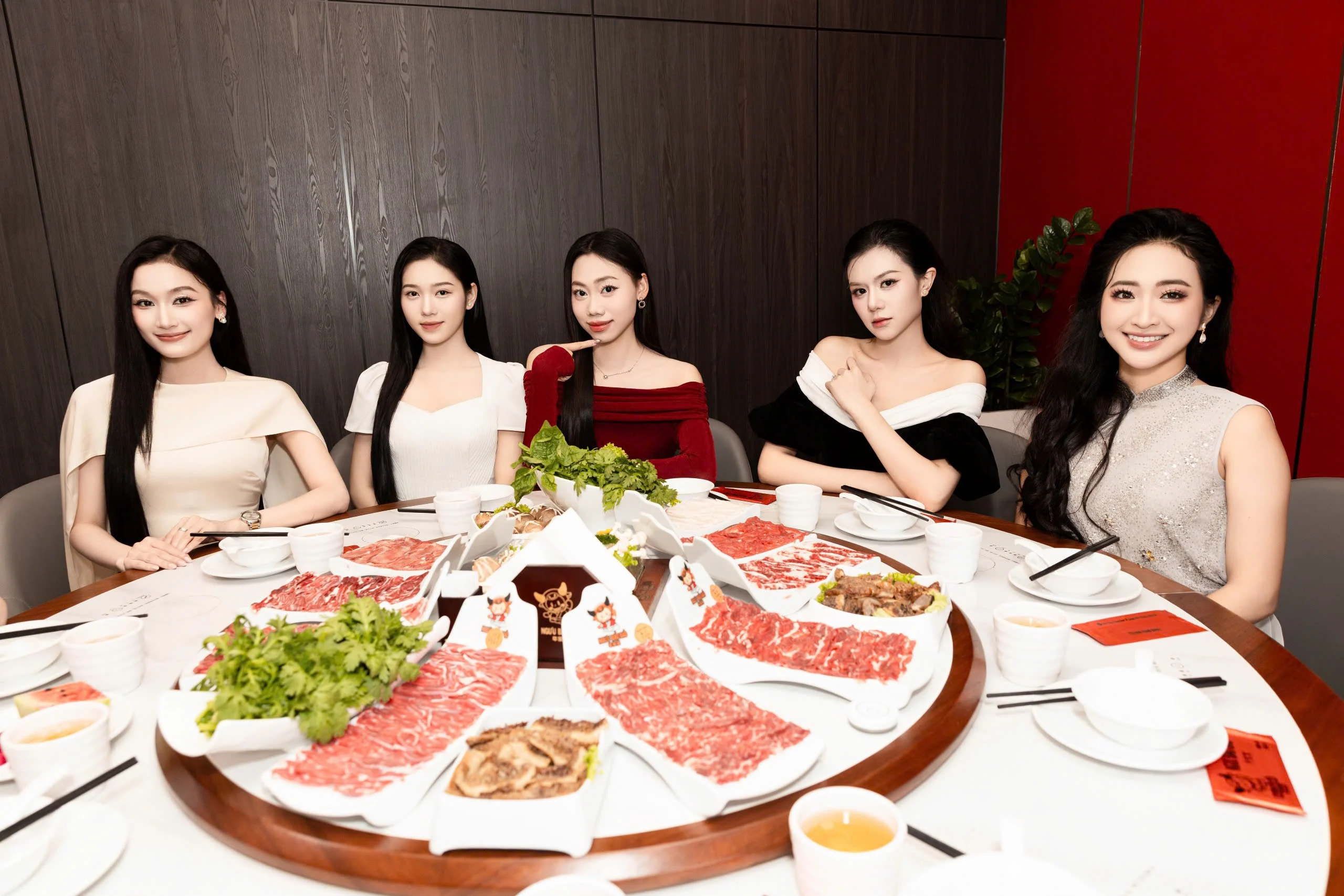 Dan thi sinh Miss World Vietnam 2025 check in Nguu Bao Bao Trai nghiem lau bo tuoi dang cap 08