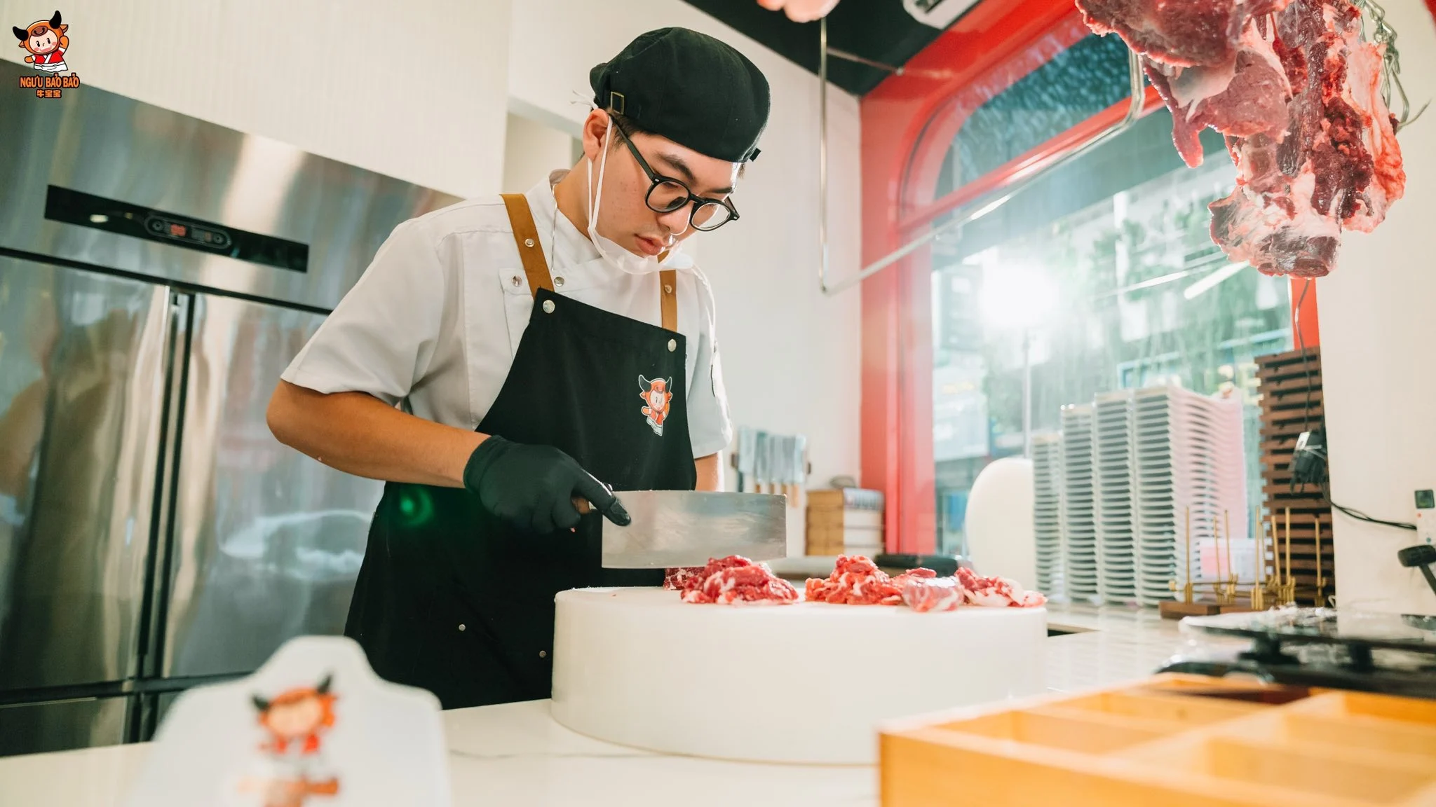 Đầu bếp Ngưu Bảo Bảo thái thịt bò tươi thủ công tại quầy bếp mở minh bạch