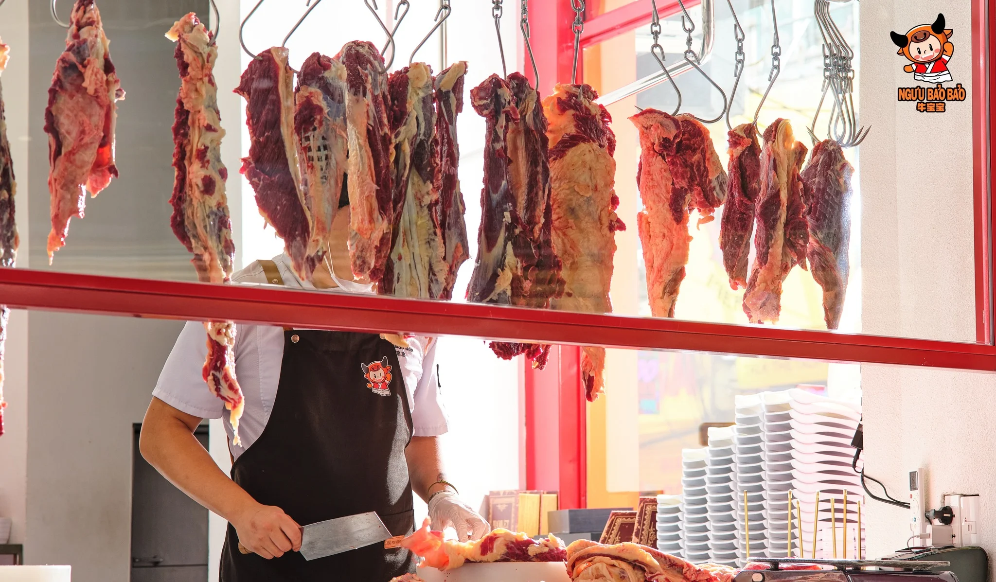 Không gian bếp mở và văn hóa thịt treo tại nhà hàng lẩu bò Ngưu Bảo Bảo Quận 1
