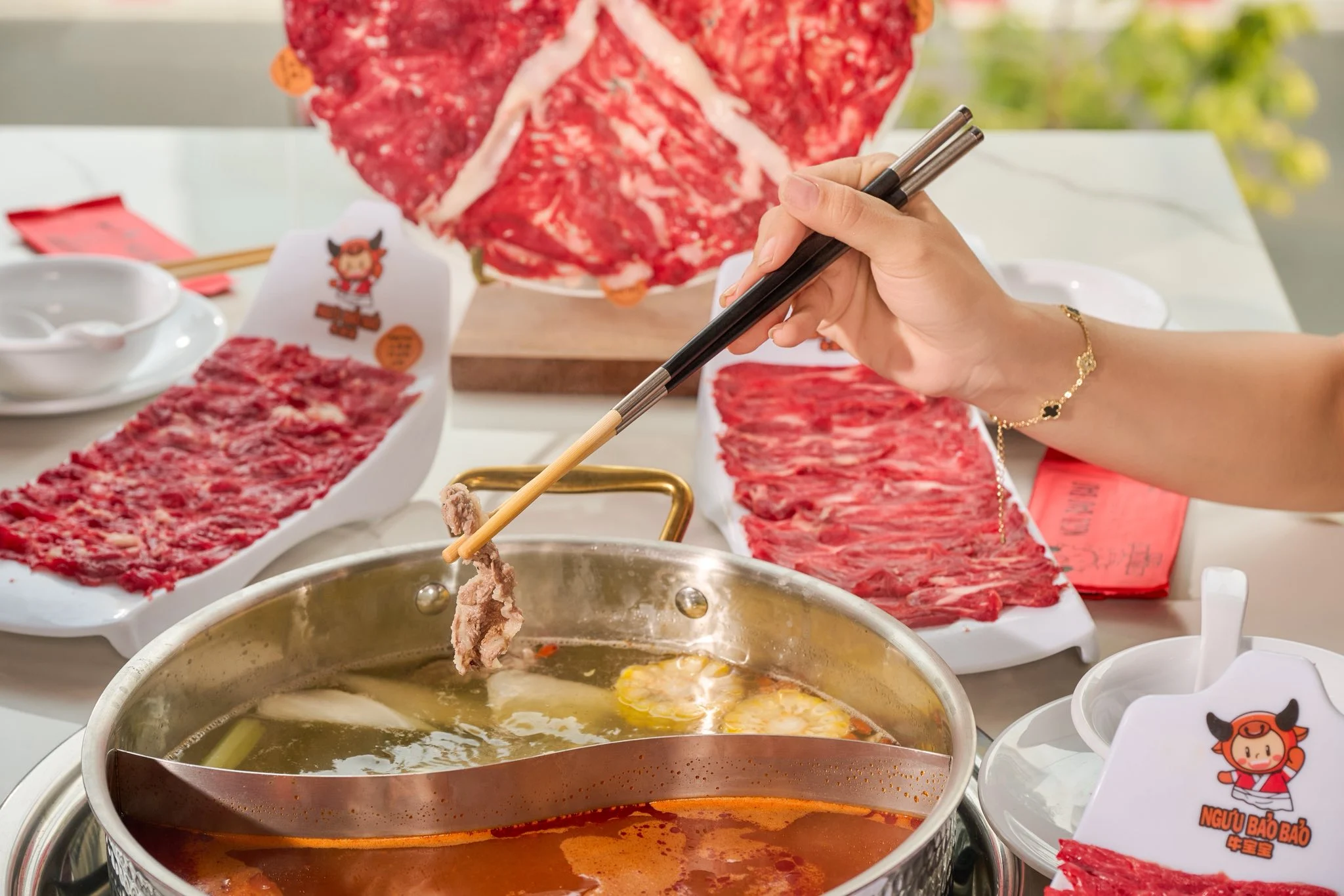 Từ điển các phần thịt bò nhúng lẩu: Gọi món gì tại Ngưu Bảo Bảo cho chuẩn vị? 4 Kỹ thuật nhúng thịt bò tươi 10 giây tại Ngưu Bảo Bảo Quận 1