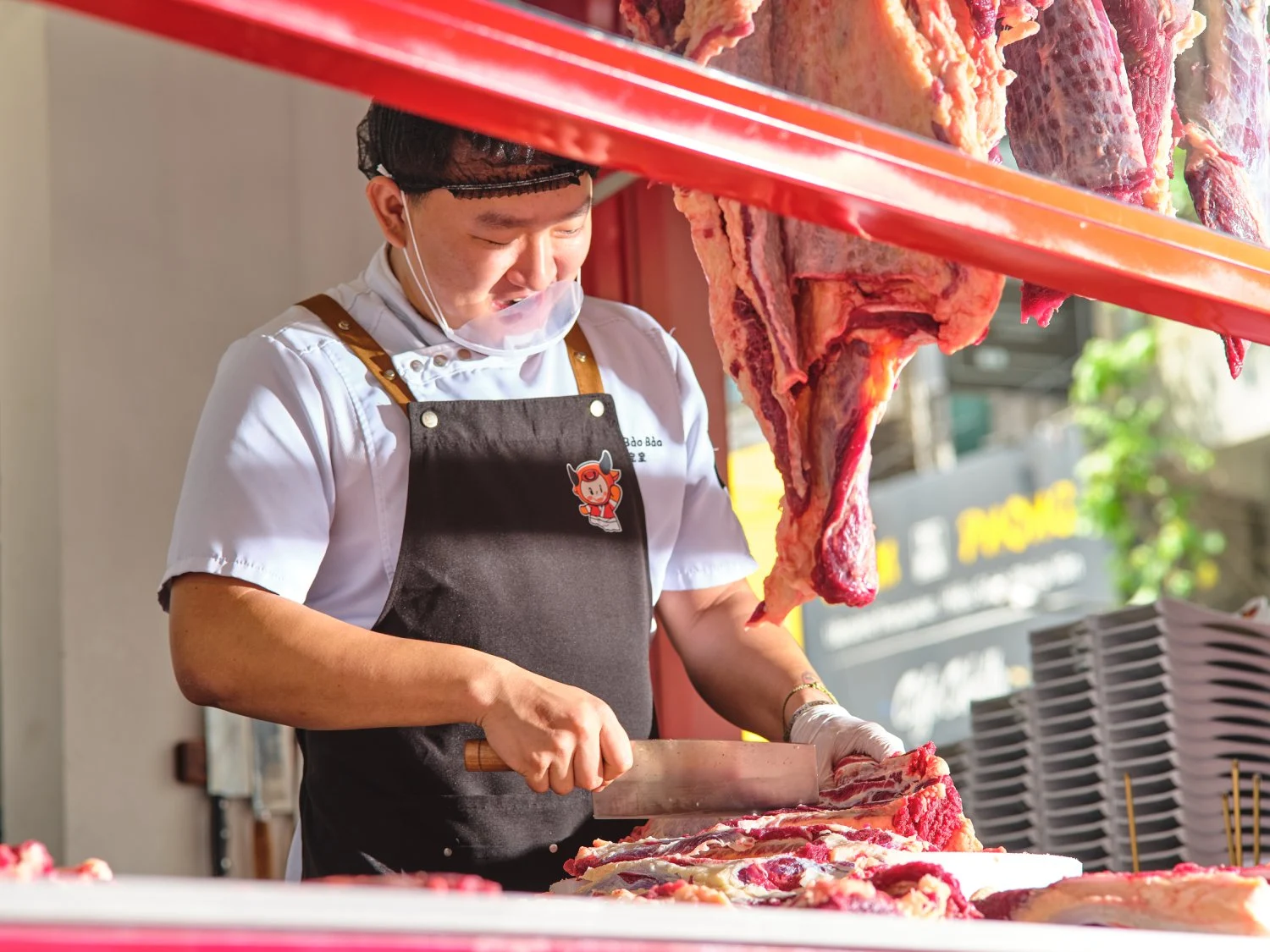 Đầu bếp đang thái tay từng lát bò Angus mỏng dính, đỏ au tại quầy Bếp Mở minh bạch