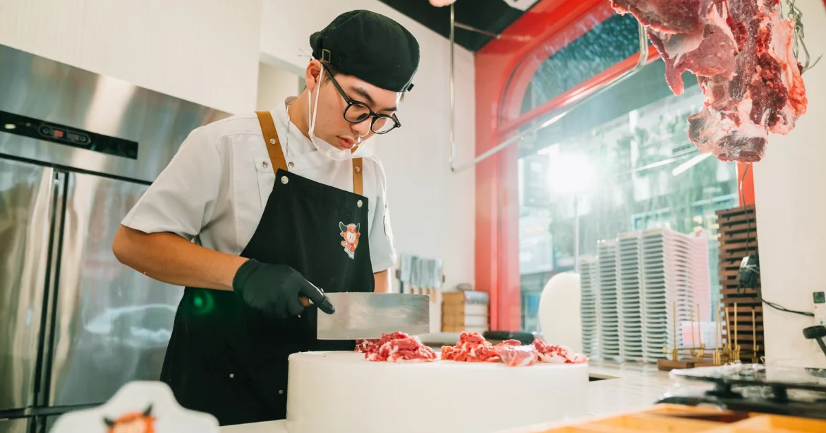 Hành trình khám phá ẩm thực Trung Hoa tại Sài Gòn: Đỉnh cao đến từ vị ngọc nguyên bản 2 Dau bep Nguu Bao Bao thai tay thit bo Angus tuoi nong