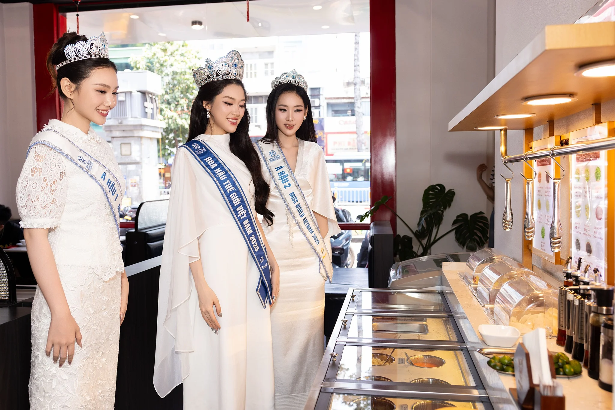 TOP 3 Miss World Vietnam 2025 trải nghiệm ẩm thực đẳng cấp tại Nhà hàng Ngưu Bảo Bảo 1 Hoa hau Miss World Vietnam tai nha hang Nguu Bao Bao Quan 1