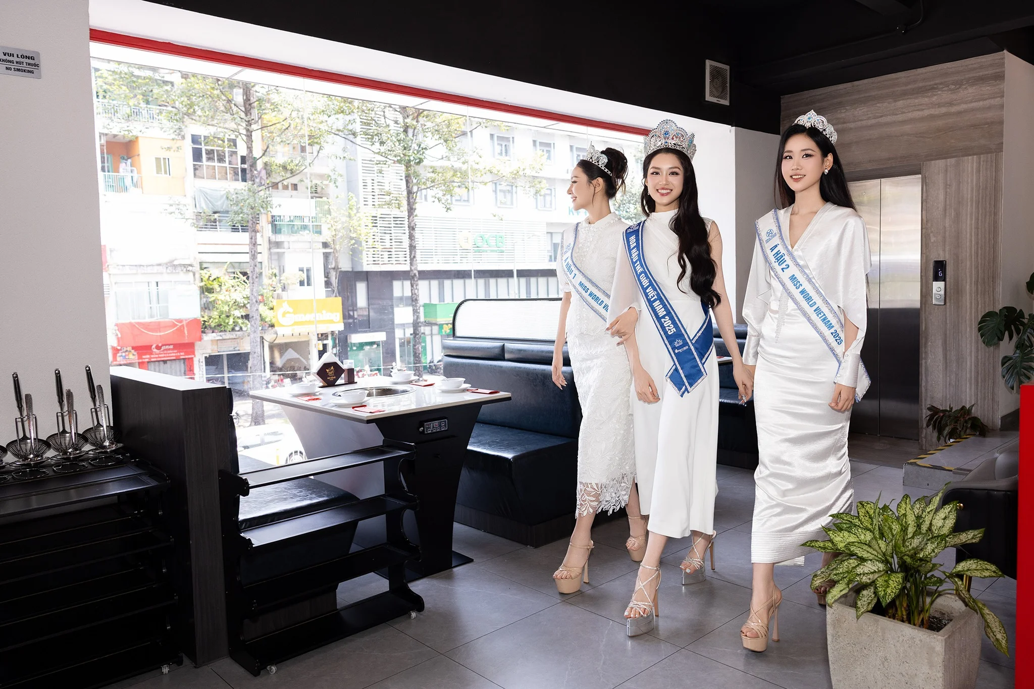 TOP 3 Miss World Vietnam 2025 trải nghiệm ẩm thực đẳng cấp tại Nhà hàng Ngưu Bảo Bảo 3 TOP 3 Miss World Vietnam 2025 Trai Nghiem Am Thuc Dang Cap Tai Nha Hang Nguu Bao Bao 01