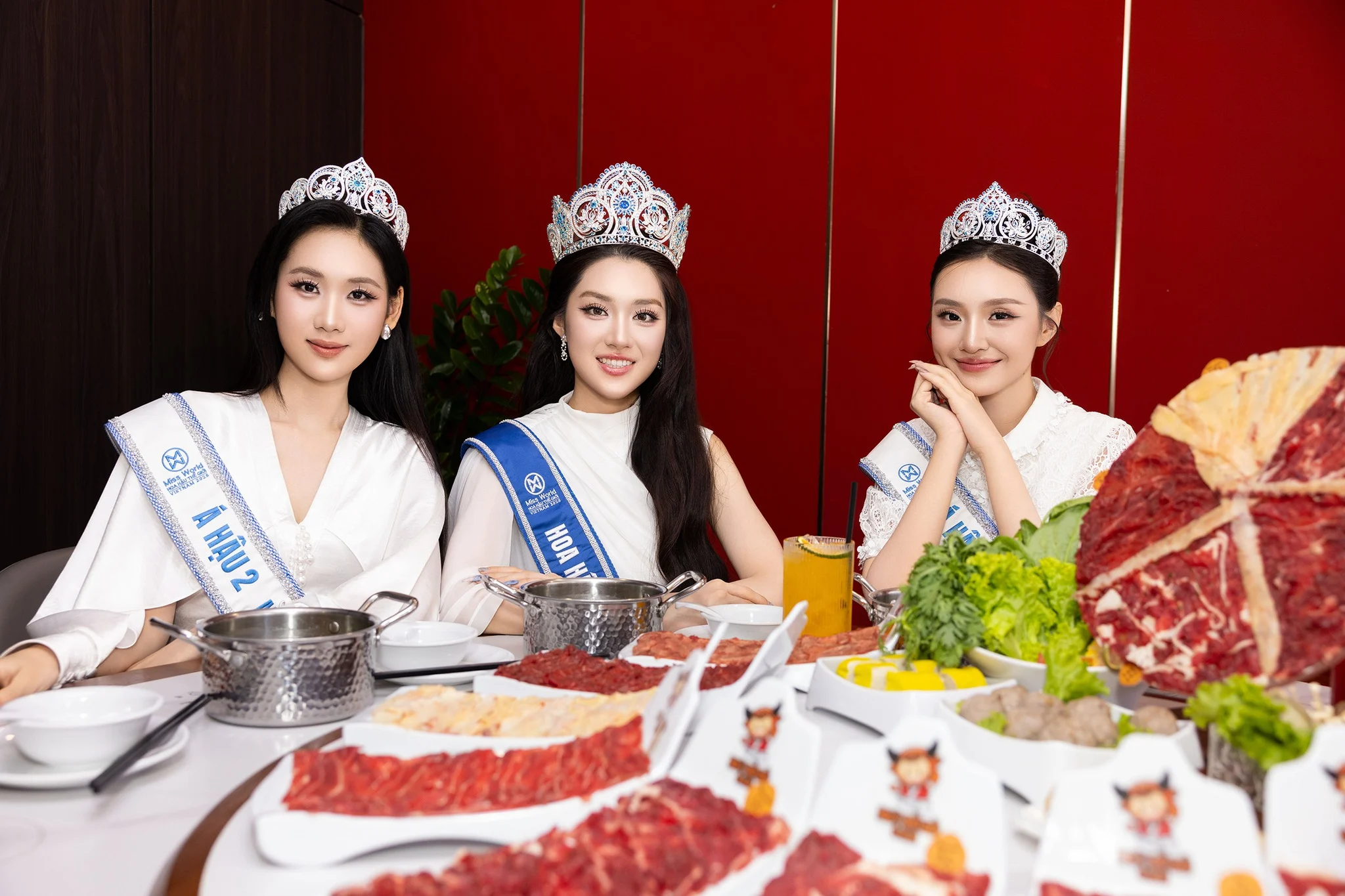 TOP 3 Miss World Vietnam 2025 trải nghiệm ẩm thực đẳng cấp tại Nhà hàng Ngưu Bảo Bảo 2 TOP 3 Miss World Vietnam 2025 an lau bo tai Nguu Bao Bao