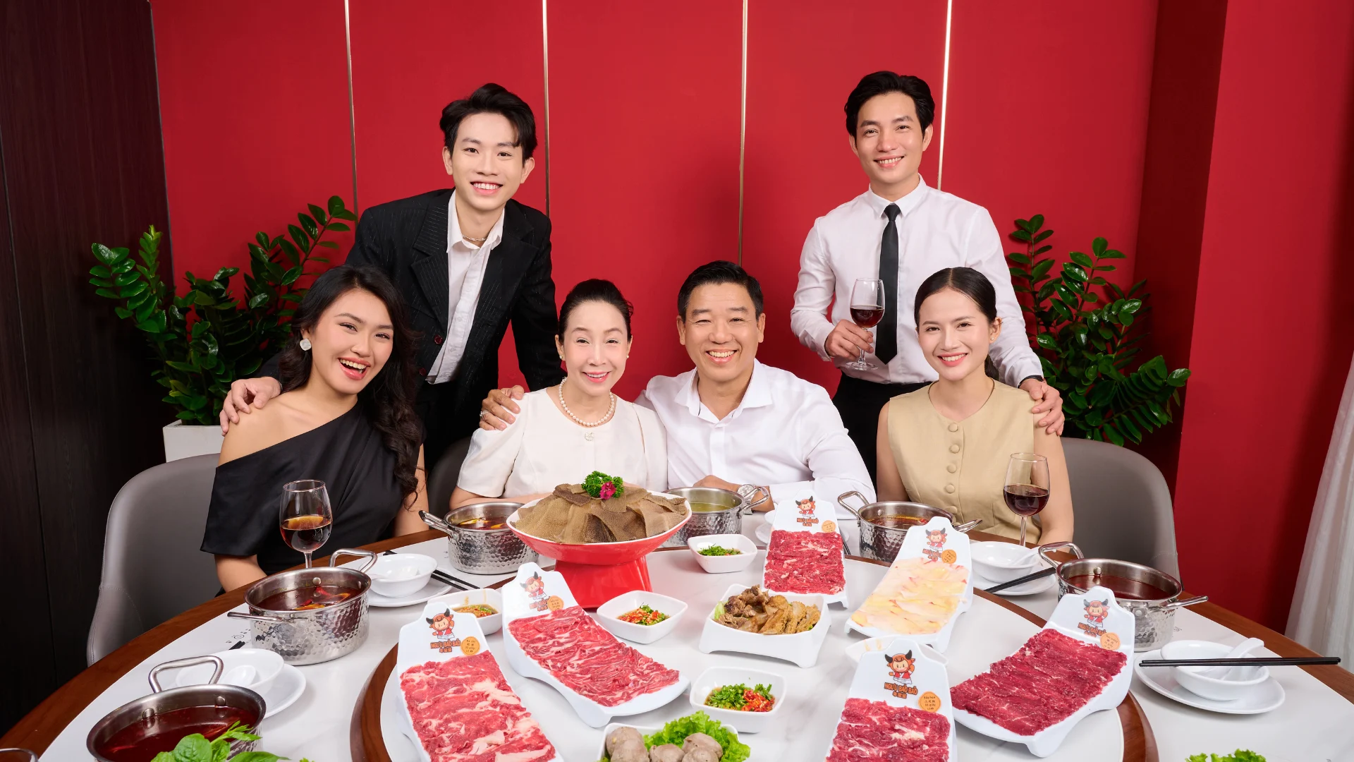 Tìm kiếm quán ăn gia đình? Thử ngay lẩu bò Triều Châu Quận 3 máy lạnh mát rượi 1 Không gian phòng tiệc sang trọng, ấm cúng dưới ánh đèn vàng dịu nhẹ với các bộ bàn ghế nệm rộng rãi phù hợp cho gia đình đông người tại Ngưu Bảo Bảo