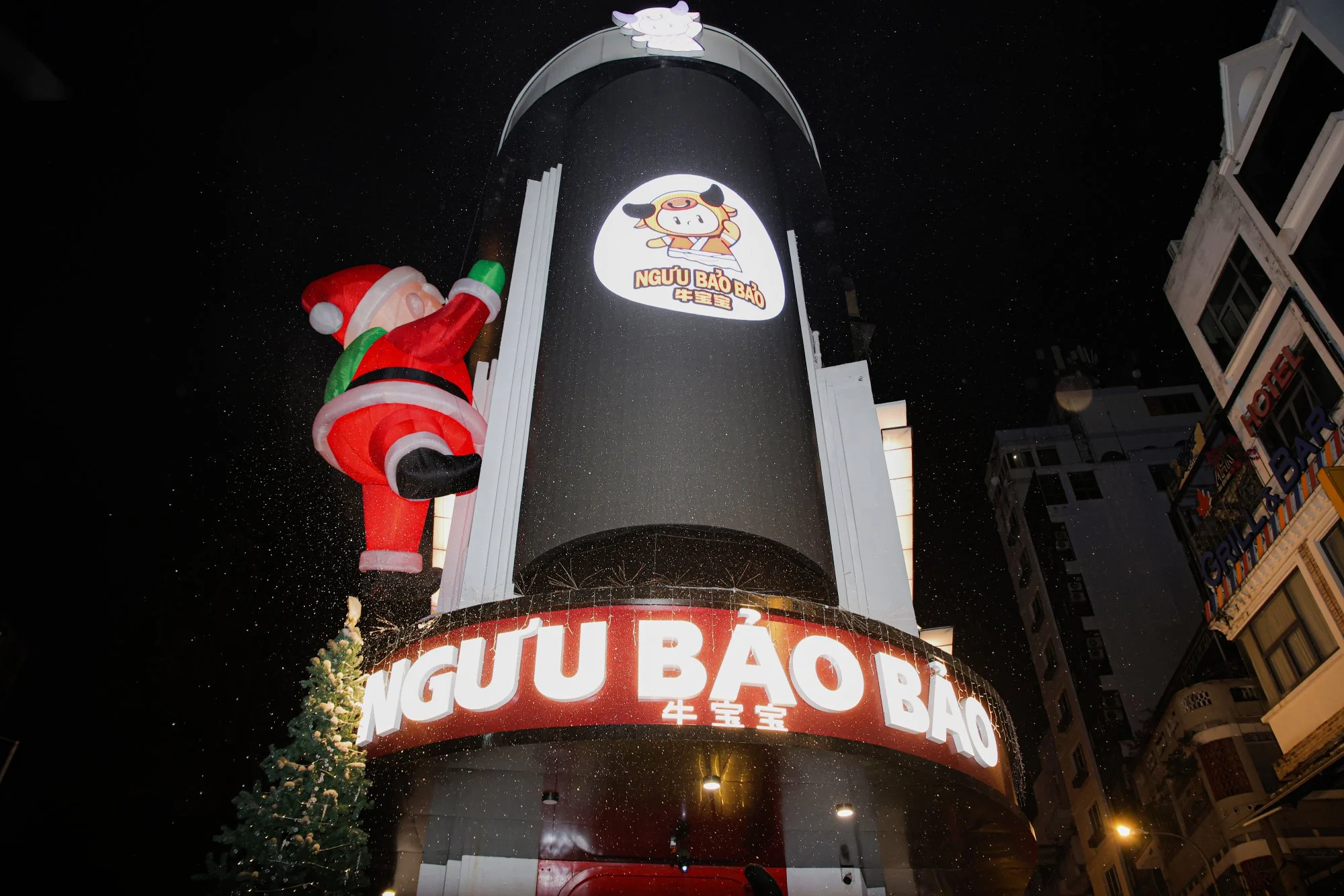 Mặt tiền nhà hàng Ngưu Bảo Bảo rực rỡ ánh đèn ấm cúng giữa phố đêm Quận 1 sầm uất