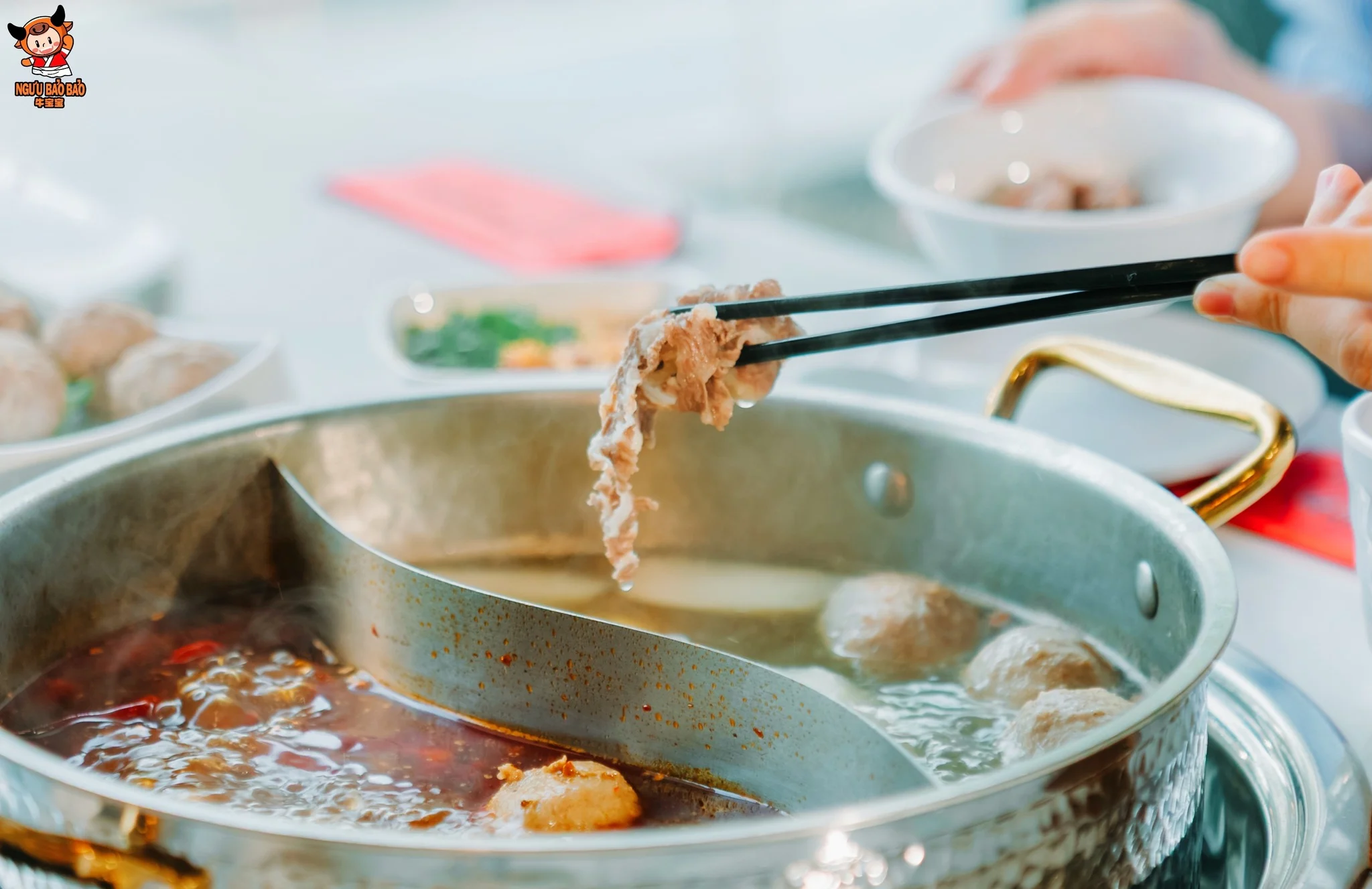 Hội sành ăn rỉ tai quán lẩu bò Triều Châu Quận 5 có đĩa thịt úp ngược độc đáo 3 Miếng thịt gù bò vân tuyết mọng nước vừa nhúng tái chín, khói bốc nghi ngút, đang được gắp ra chuẩn bị thưởng thức