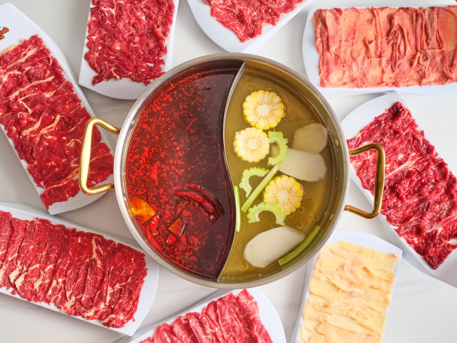 Nồi nước dùng Lẩu bò Triều Châu Quận 10 trong vắt không một gợn mỡ đang sôi sùng sục trên bếp lẩu đêm