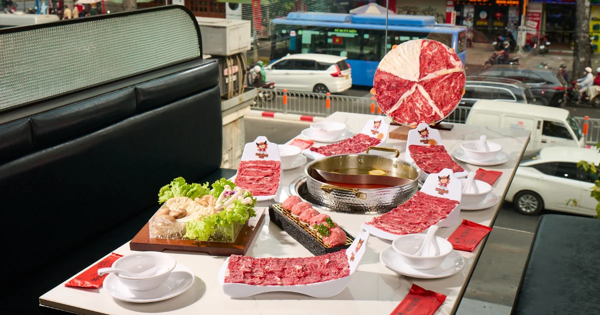 Tất tần tật kinh nghiệm đi ăn lẩu bò tươi Ngưu Bảo Bảo: Menu và Bí kíp đặt bàn 2 Ban tiec lau bo Trieu Chau day ap cac khay thit bo tuoi mo trong ngay bo vien gan va chen sot Sa Cha ong anh