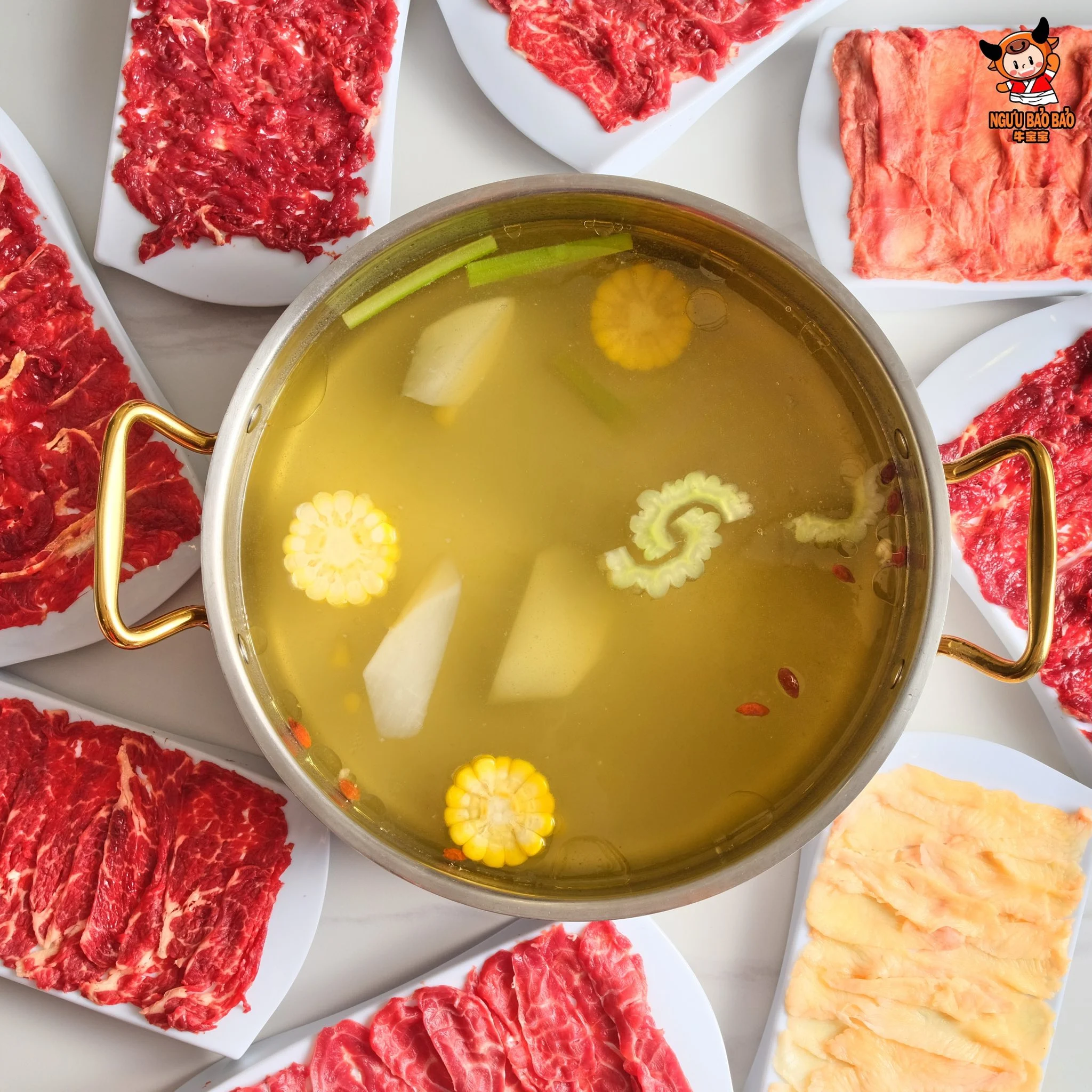Đưa cha mẹ đi ăn gì ở Quận 1? Nhà hàng lẩu bò thanh nhẹ chiều lòng người lớn tuổi 1 Bat nuoc sup lau bo Trieu Chau trong veo boc khoi nhe nhang ben canh bat rau tuoi thanh mat danh cho nguoi lon tuoi tai Nguu Bao Bao