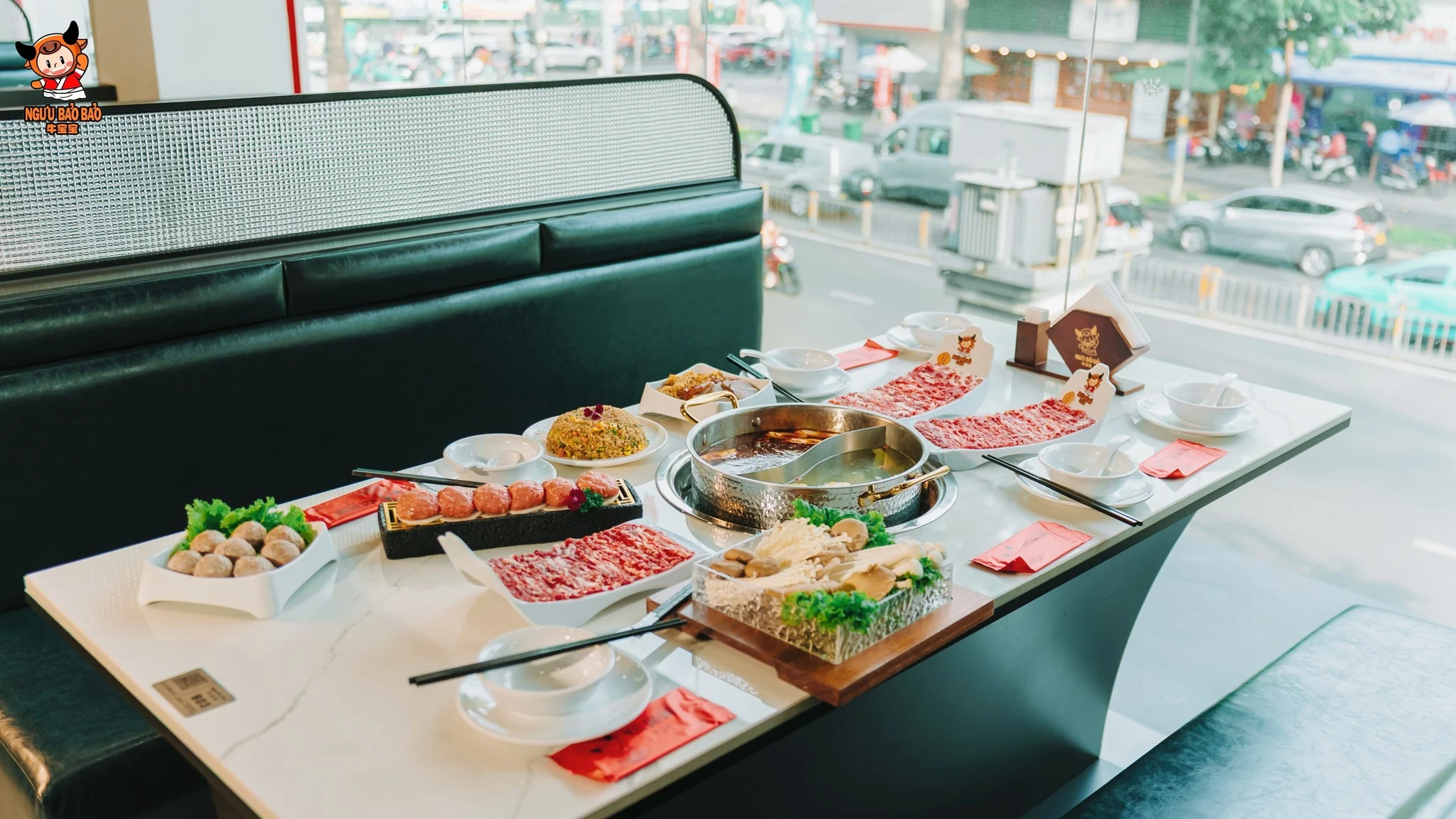 Khay thịt bò tươi Angus đỏ au cùng set rau nấm thanh mát được lên bàn cực kỳ nhanh gọn cho bữa trưa văn phòng