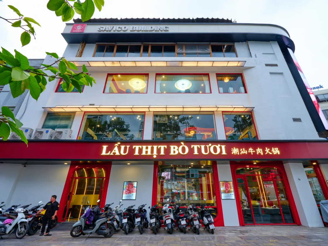 Tất tần tật kinh nghiệm đi ăn lẩu bò tươi Ngưu Bảo Bảo: Menu và Bí kíp đặt bàn 1 Mat tien nha hang Nguu Bao Bao ruc ro anh den sang trong tai so 10A Tran Hung Dao voi bao ve dang ho tro don khach