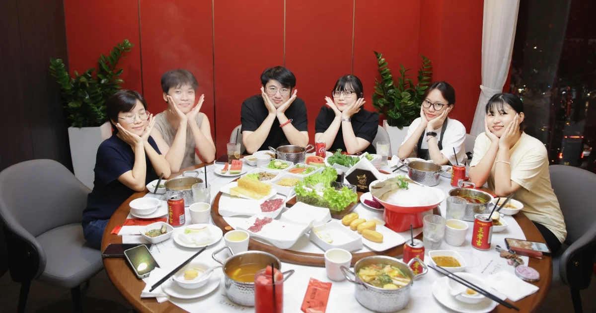Nhom ban tre hao hung nang ly chuc mung sinh nhat quanh noi lau bo boc khoi nghi ngut tai ban tiec may lanh sang trong