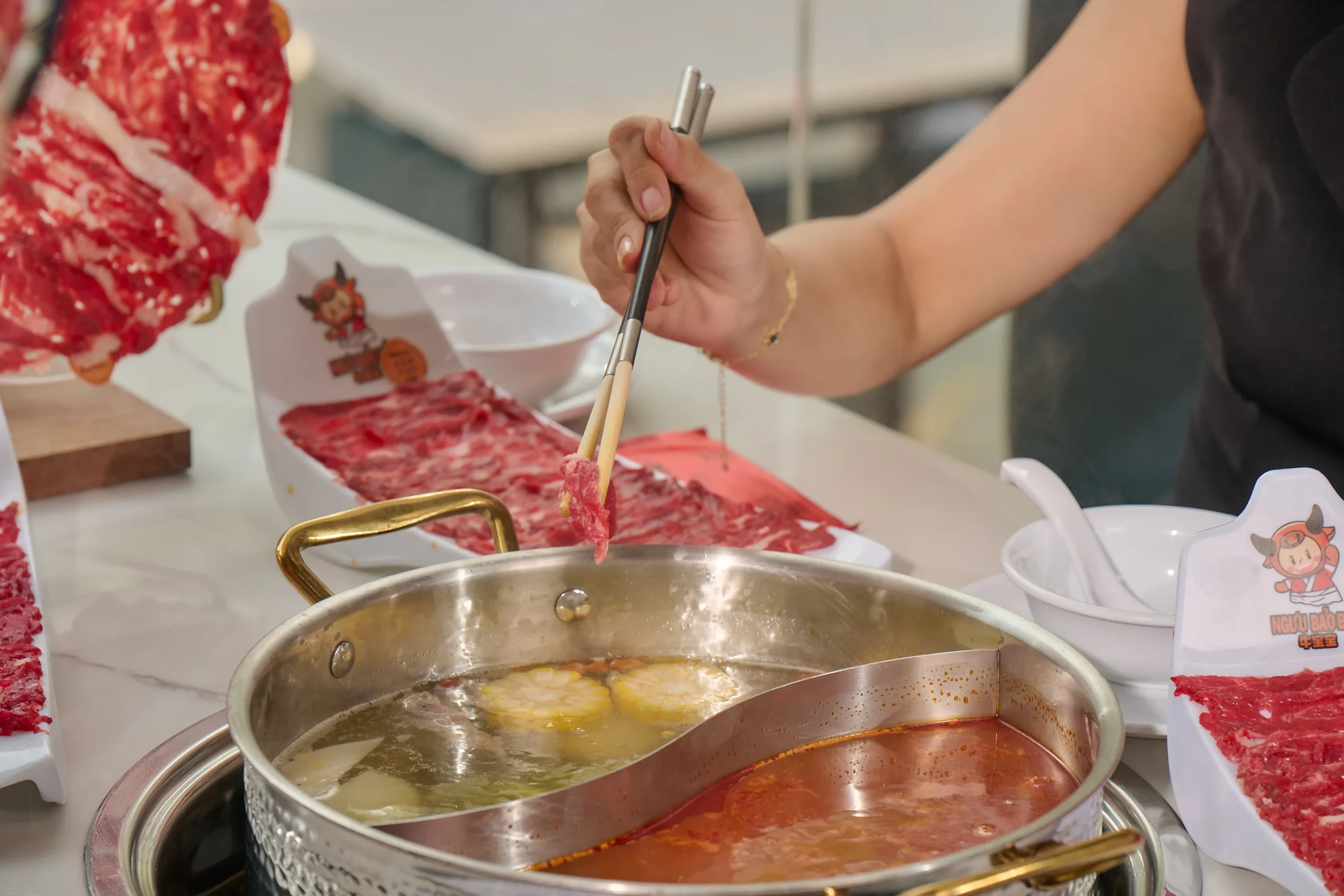 Ẩm thực Sài Gòn có gì hot? Trải nghiệm lẩu bò Triều Châu chuẩn vị cho du khách 3 Nồi lẩu bò Triều Châu chuẩn vị bốc khói nghi ngút bên cạnh đĩa bò tươi nhúng tái mọng nước thanh ngọt