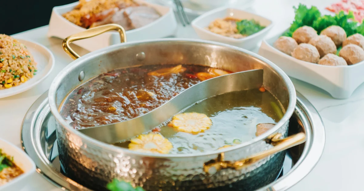 Nồi nước lẩu bò Triều Châu trong vắt không gợn mỡ đang sôi sùng sục, bốc làn khói ấm áp xua tan cái lạnh đêm muộn