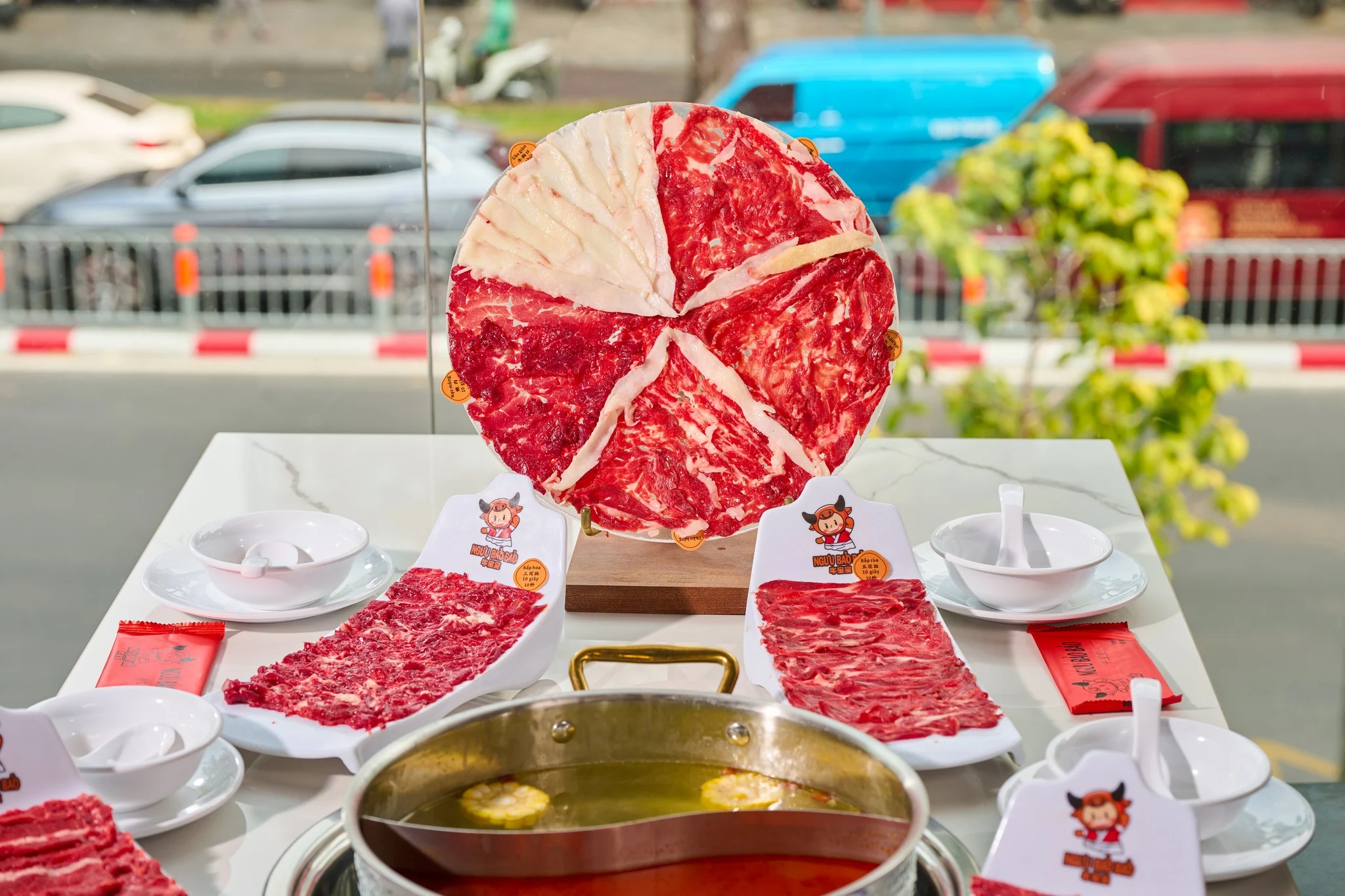 Ẩm thực Sài Gòn có gì hot? Trải nghiệm lẩu bò Triều Châu chuẩn vị cho du khách 2 Thợ cắt thịt lạng từng lát bò Angus tươi đỏ au dẻo quánh trước quầy Bếp Mở minh bạch sáng loáng thu hút du khách