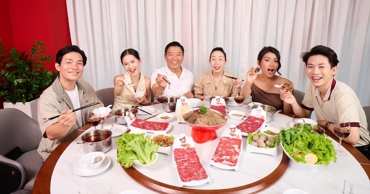 Bữa tiệc tất niên sum họp gia đình ngày cuối năm - Trọn vị ấm áp bên nồi lẩu bò ngọt tủy