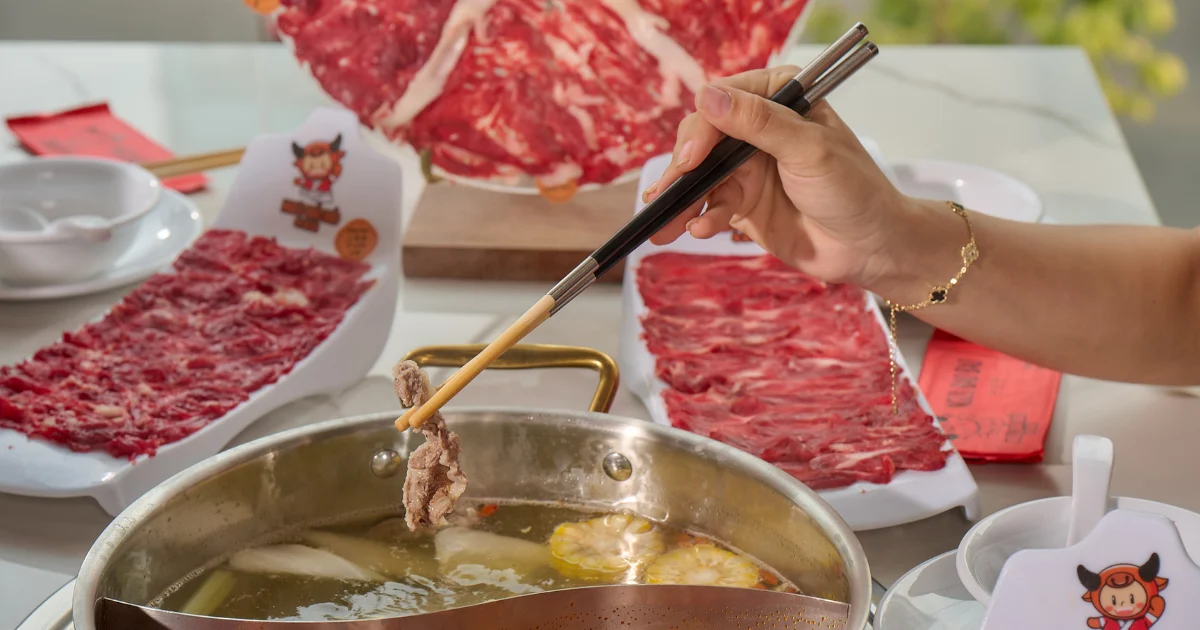 Tiệc tất niên riêng của team cuối năm: Gợi ý quán lẩu bò thanh nhẹ ngồi lại tâm sự không lo ám mùi 3 Cận cảnh đĩa thịt bò tươi Angus dẻo quánh dính đĩa bên cạnh muôi nhúng thịt bò mềm mọng trong làn nước súp trong veo