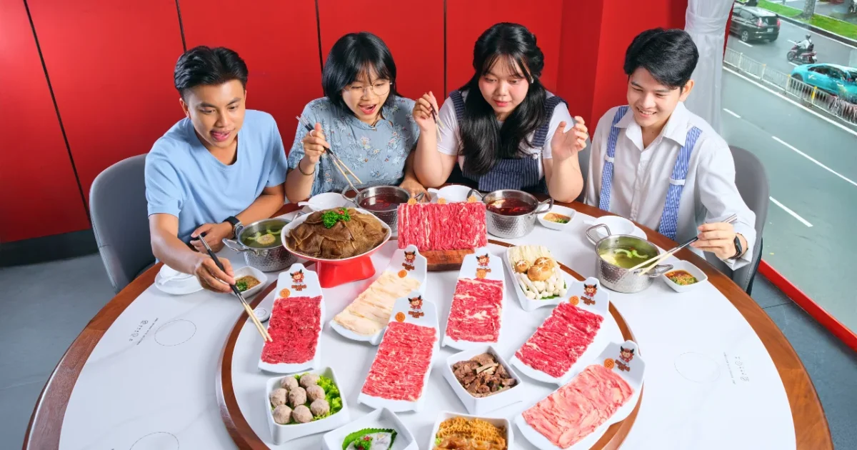 Họp mặt hội bạn cuối năm không say xỉn Nâng ly ấm bụng bên nồi lẩu bò dưỡng sinh