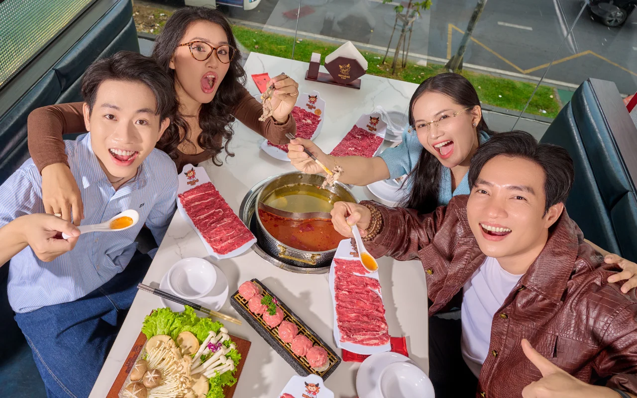 Tụ họp bạn bè tất niên cuối năm: Vì sao lẩu bò tươi cắt tay dính đĩa trở thành tâm điểm? 1 Nhóm bạn trẻ đông đúc đang tươi cười rạng rỡ, nâng ly bia và nước ngọt chúc mừng nhau quanh bàn lẩu bò tươi thịnh soạn tại nhà hàng