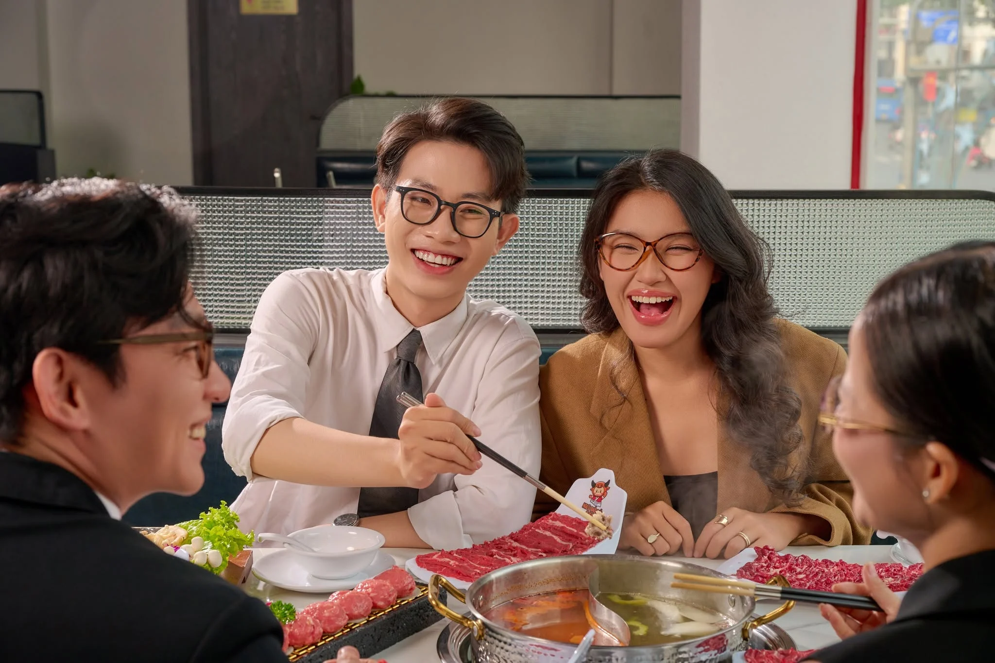 Tụ họp bạn bè tất niên cuối năm: Vì sao lẩu bò tươi cắt tay dính đĩa trở thành tâm điểm? 3 Nồi nước lẩu bò Triều Châu bốc khói nghi ngút, bên cạnh là muôi vớt đầy ắp thịt bò tươi nhúng tái mềm mọng và bò viên gân giòn sần sật