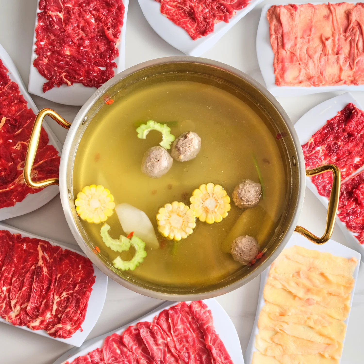 Nồi nước lẩu bò Triều Châu trong vắt như ngọc, bốc làn khói nhẹ nhàng bên cạnh các đĩa thịt bò tươi đỏ au và rau nấm xanh sạch tại không gian chi nhánh Quận 7
